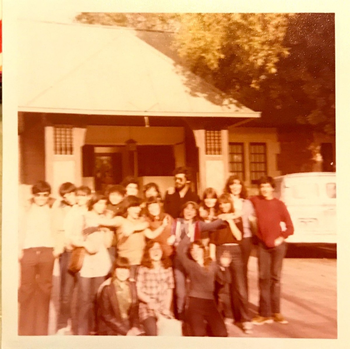 Grupo de Teatro en entrada del Colegio LMS.jpg